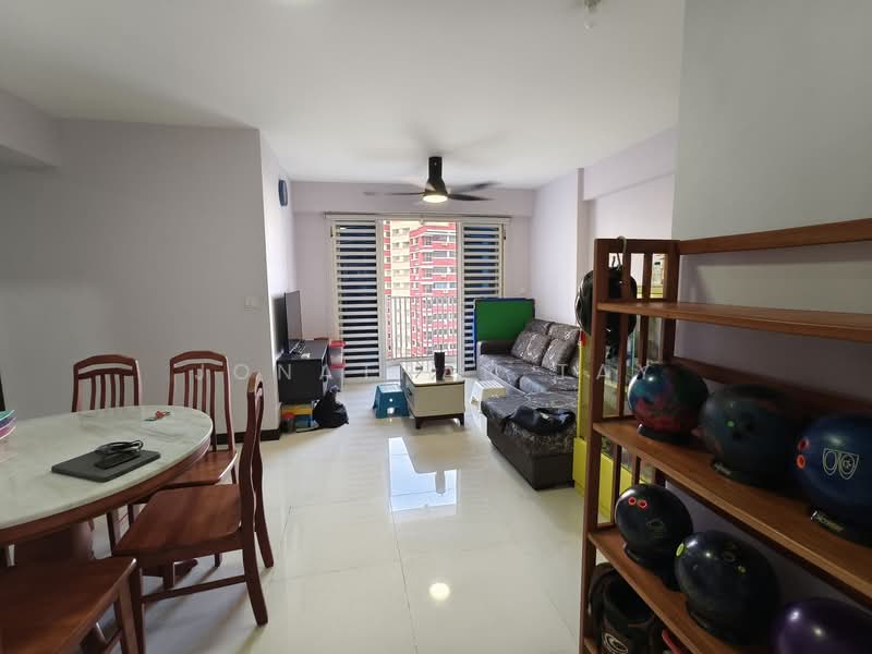 194A Bukit Batok West Avenue 6 HDB Flat For Sale at S$ 860,000 | PropertyGuru Singapore - Living Room