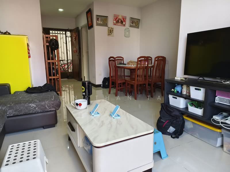 194A Bukit Batok West Avenue 6 HDB Flat For Sale at S$ 860,000 | PropertyGuru Singapore - Living Room