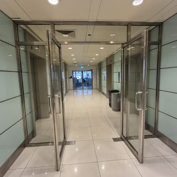 Peninsula Plaza, 111 North Bridge Road, 1,486 sqft, Office For Rent, by Sam Yap, 500063880 - Corridor - CommercialGuru.com.sg