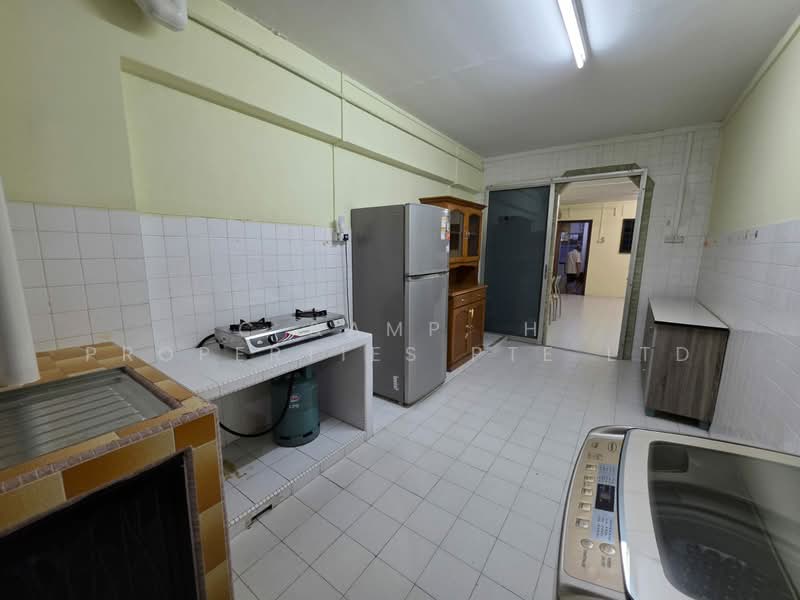 132 Yishun Street 11 HDB Flat For Sale at S$ 550,000 | PropertyGuru Singapore - Kitchen