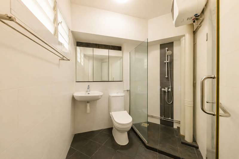 223C Compassvale Walk HDB Flat For Sale at S$ 650,000 | PropertyGuru Singapore - Bathroom