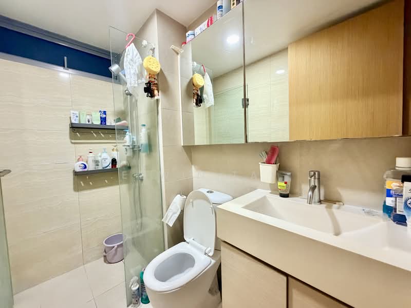 A Treasure Trove Condominium For Sale at S$ 1,800,000 | PropertyGuru Singapore - Bathroom