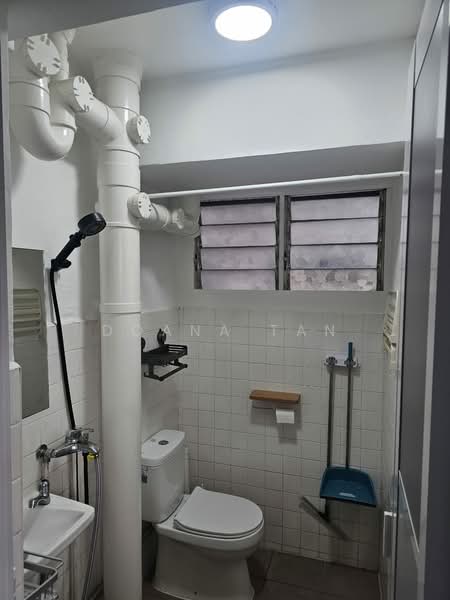379 Clementi Avenue 5, 379 Clementi Avenue 5, Room Rental, 200 sqft, HDB Flat For Rent, by Doana Tan, 500063986 - Bathroom - PropertyGuru.com.sg