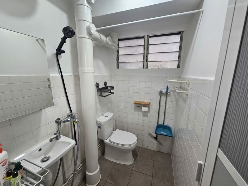 379 Clementi Avenue 5, 379 Clementi Avenue 5, Room Rental, 200 sqft, HDB Flat For Rent, by Doana Tan, 500063986 - Bathroom - PropertyGuru.com.sg