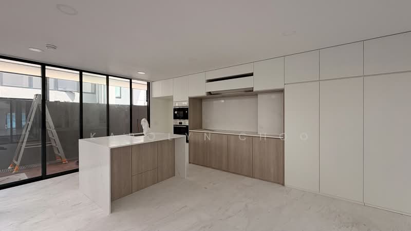 Golden Hill Estate, Li Hwan Drive, 5 Bedrooms, 5,300 sqft, Semi-Detached House For Rent, by Karolyn Choo, 500063994 - Kitchen - PropertyGuru.com.sg