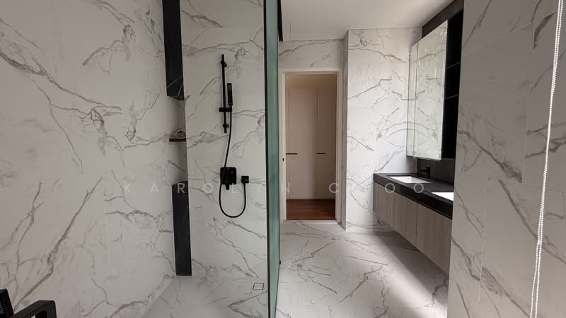 Golden Hill Estate, Li Hwan Drive, 5 Bedrooms, 5,300 sqft, Semi-Detached House For Rent, by Karolyn Choo, 500063994 - Bathroom - PropertyGuru.com.sg