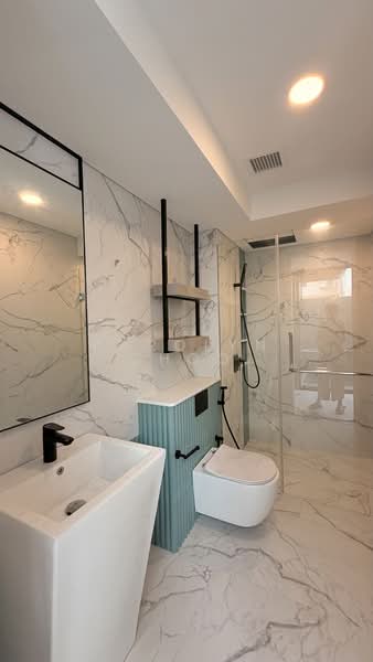 Golden Hill Estate, Li Hwan Drive, 5 Bedrooms, 5,300 sqft, Semi-Detached House For Rent, by Karolyn Choo, 500063994 - Bathroom - PropertyGuru.com.sg