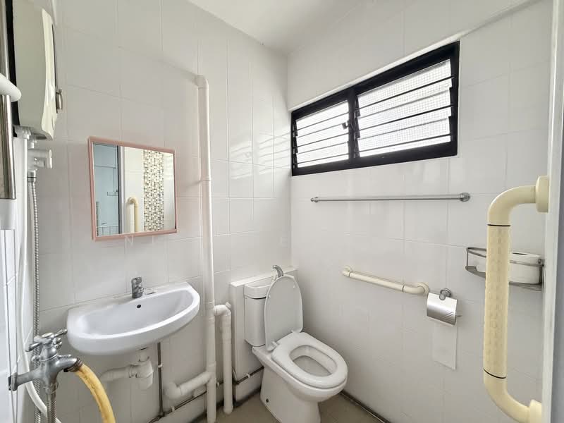 113 Bedok Reservoir Road HDB Flat For Sale at S$ 599,999 | PropertyGuru Singapore - Master Bathroom