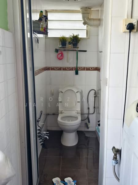 37 Bedok South Avenue 2 HDB Flat For Sale at S$ 550,000 | PropertyGuru Singapore - Bathroom