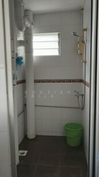 37 Bedok South Avenue 2 HDB Flat For Sale at S$ 550,000 | PropertyGuru Singapore - Bathroom