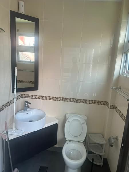 EiS Residences Condominium For Sale at S$ 695,000 | PropertyGuru Singapore - Bathroom