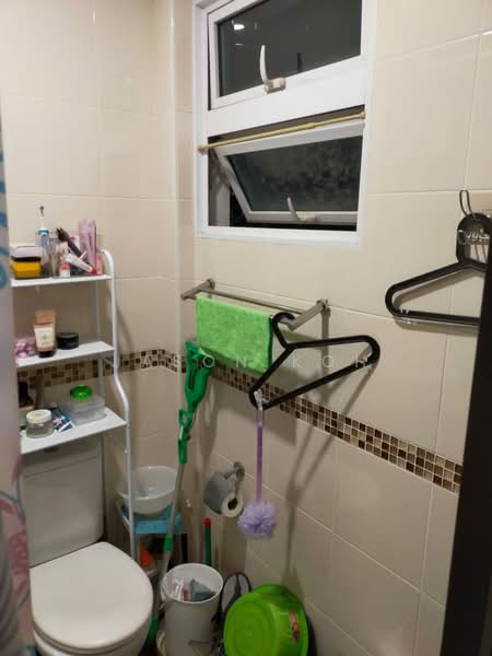 EiS Residences Condominium For Sale at S$ 695,000 | PropertyGuru Singapore - Bathroom