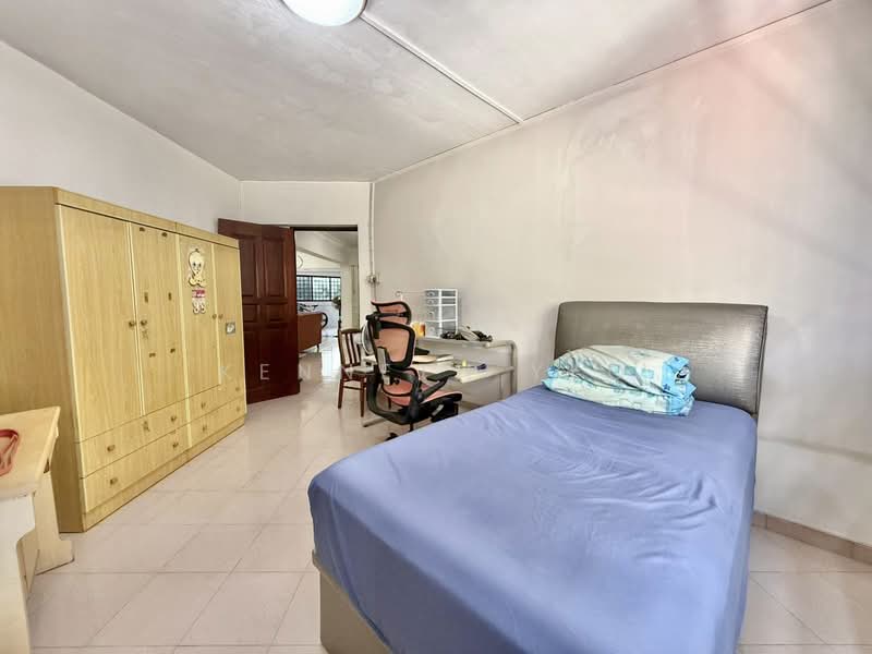 203 Bukit Batok Street 21 HDB Flat For Sale at S$ 768,000 | PropertyGuru Singapore - Bedroom