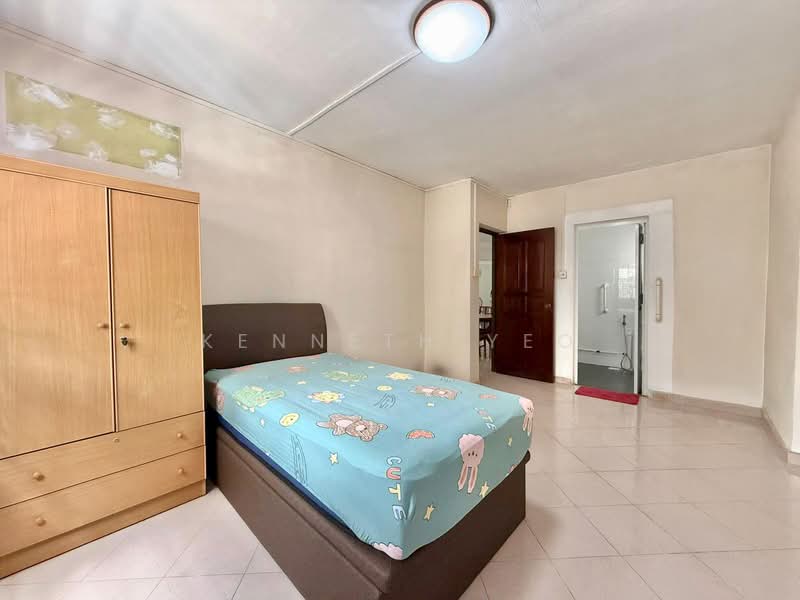 203 Bukit Batok Street 21 HDB Flat For Sale at S$ 768,000 | PropertyGuru Singapore - Bedroom