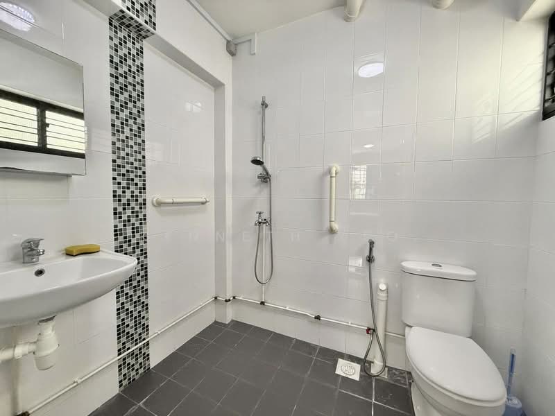 203 Bukit Batok Street 21 HDB Flat For Sale at S$ 768,000 | PropertyGuru Singapore - Bathroom