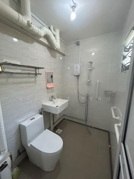 148 Simei Street 1 HDB Flat For Sale at S$ 618,000 | PropertyGuru Singapore - Bathroom