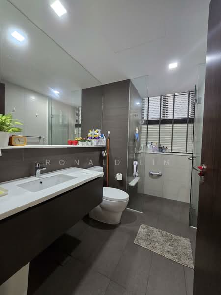 D'Nest Condominium For Sale at S$ 2,300,000 | PropertyGuru Singapore - Bathroom