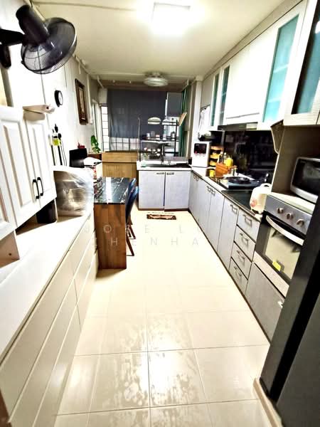 504 Hougang Avenue 8 HDB Flat For Sale at S$ 590,000 | PropertyGuru Singapore - Kitchen