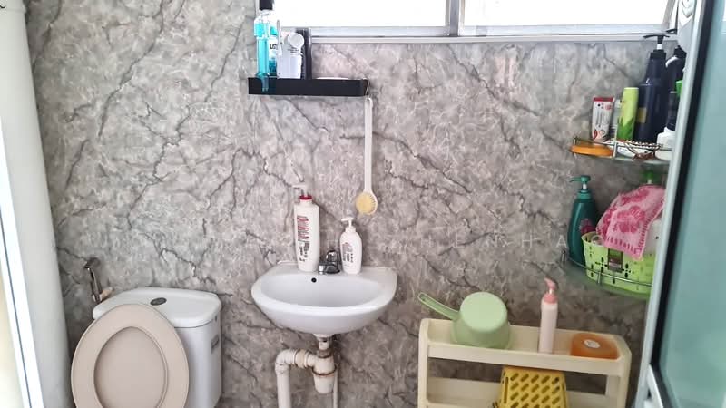 504 Hougang Avenue 8 HDB Flat For Sale at S$ 590,000 | PropertyGuru Singapore - Bathroom