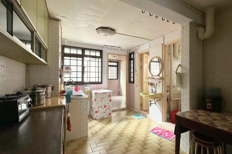 112 Lorong 1 Toa Payoh HDB Flat For Sale at S$ 380,000 | PropertyGuru Singapore - Kitchen