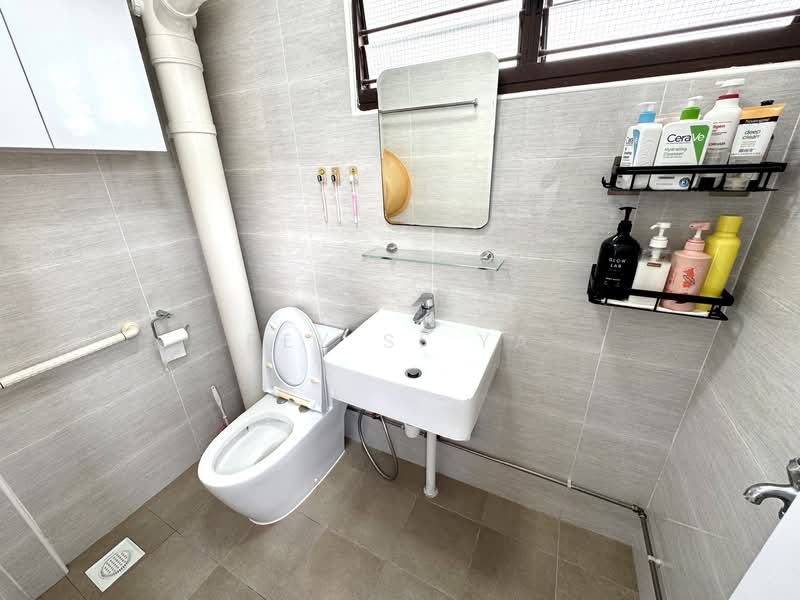 141 Bishan Street 12 HDB Flat For Sale at S$ 698,000 | PropertyGuru Singapore - Bathroom