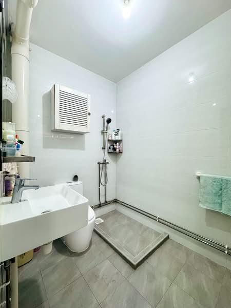 894 Tampines Street 81 HDB Flat For Sale at S$ 999,990 | PropertyGuru Singapore - Bathroom