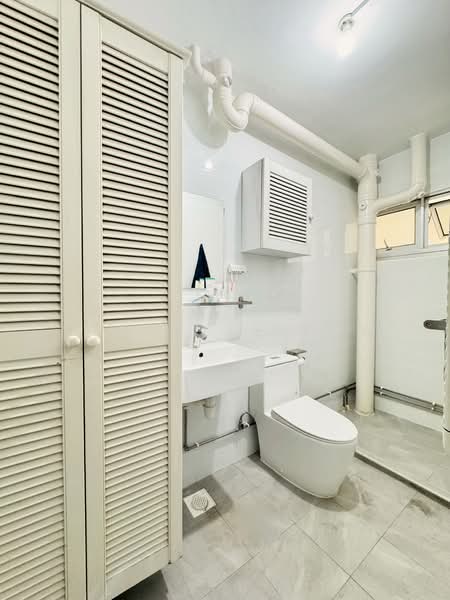 894 Tampines Street 81 HDB Flat For Sale at S$ 999,990 | PropertyGuru Singapore - Bathroom