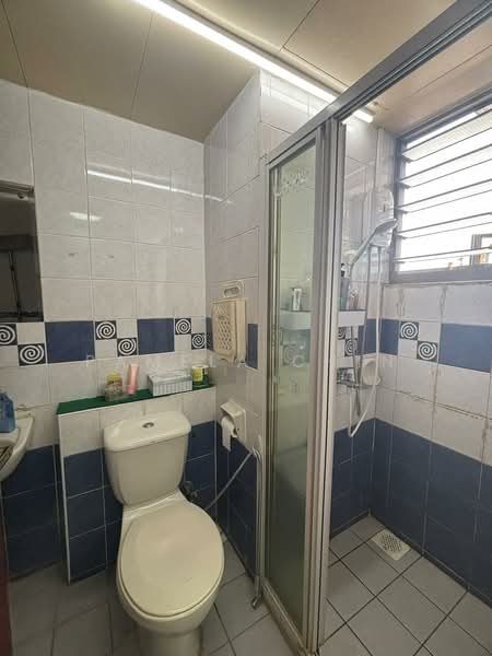 678D Jurong West Street 64 HDB Flat For Sale at S$ 678,000 | PropertyGuru Singapore - Bathroom