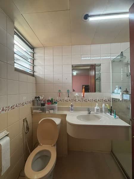 678D Jurong West Street 64 HDB Flat For Sale at S$ 678,000 | PropertyGuru Singapore - Bathroom