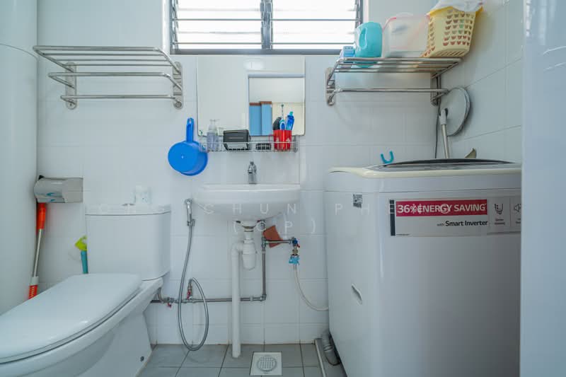 532 Hougang Avenue 6, 532 Hougang Avenue 6, 3 Bedrooms, 1,302 sqft, HDB Flat For Sale, by Ong Chun Pheng (CP), 500064142 - Common Bathroom - PropertyGuru.com.sg