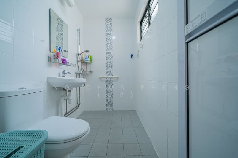 532 Hougang Avenue 6, 532 Hougang Avenue 6, 3 Bedrooms, 1,302 sqft, HDB Flat For Sale, by Ong Chun Pheng (CP), 500064142 - Master Bathroom - PropertyGuru.com.sg