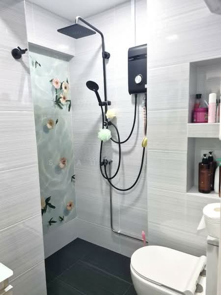 403 Pandan Gardens HDB Flat For Sale at S$ 598,000 | PropertyGuru Singapore - Bathroom