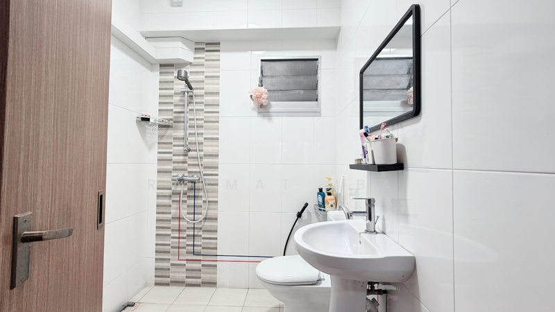 409A Northshore Drive HDB Flat For Sale at S$ 628,000 | PropertyGuru Singapore - Bathroom
