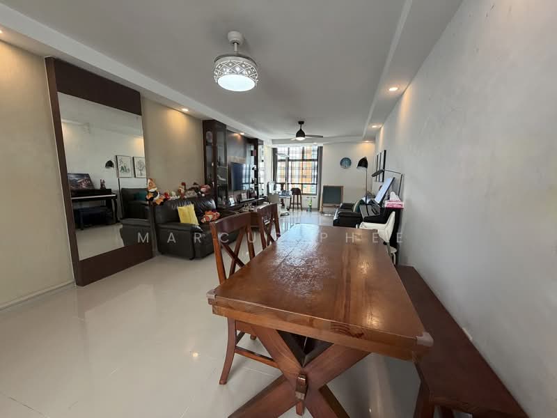 675B Jurong West Street 64 HDB Flat For Sale at S$ 660,000 | PropertyGuru Singapore - Living Room