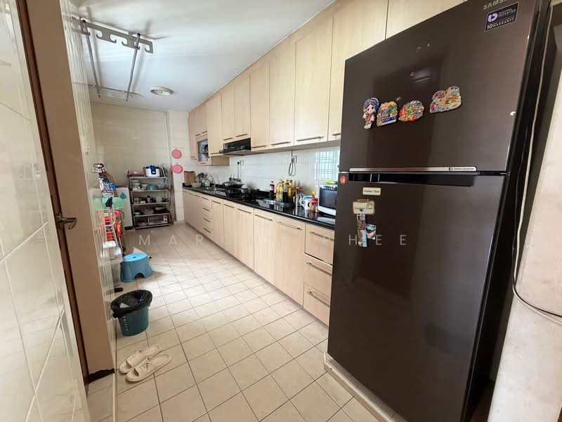 675B Jurong West Street 64 HDB Flat For Sale at S$ 660,000 | PropertyGuru Singapore - Kitchen