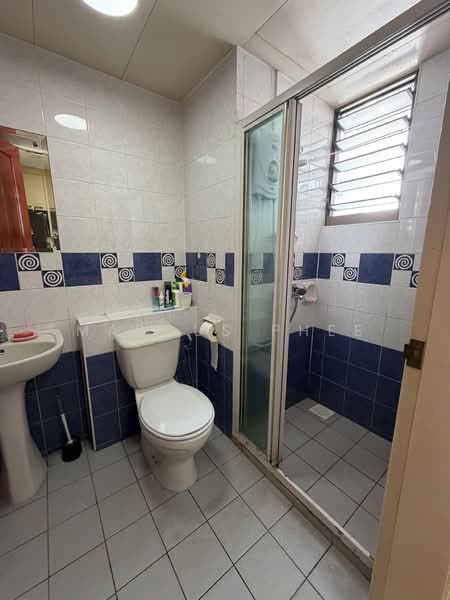 675B Jurong West Street 64 HDB Flat For Sale at S$ 660,000 | PropertyGuru Singapore - Bathroom