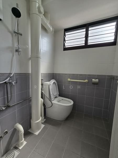 124 Bedok North Road HDB Flat For Sale at S$ 440,000 | PropertyGuru Singapore - Common Bath