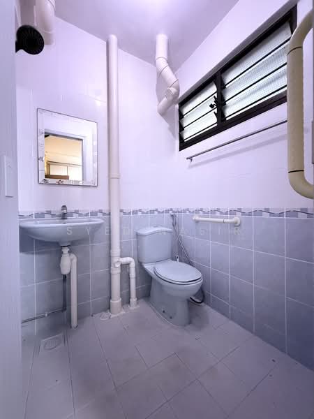 313 Shunfu Road HDB Flat For Sale at S$ 478,000 | PropertyGuru Singapore - Bathroom
