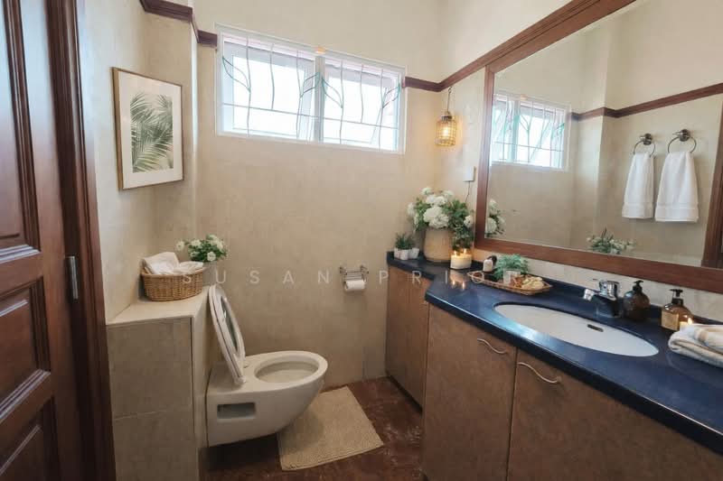 Frankel/ Siglap Huge Semi 4+2, , 4 Bedrooms, 4,650 sqft, Detached House For Rent, by Susan Prior, 500064193 - Bathroom - PropertyGuru.com.sg