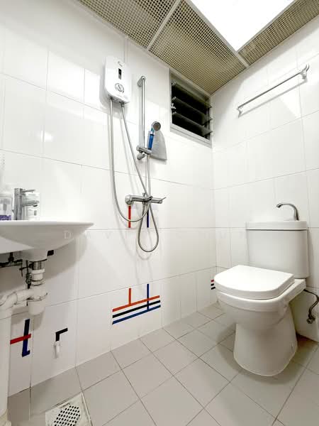 79 Dawson Road HDB Flat For Sale at S$ 800,000 | PropertyGuru Singapore - Bathroom