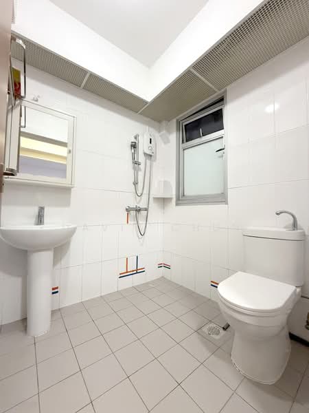 79 Dawson Road HDB Flat For Sale at S$ 800,000 | PropertyGuru Singapore - Bathroom