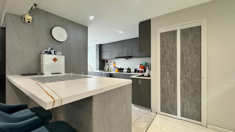 646 Hougang Avenue 8 HDB Flat For Sale at S$ 1,100,000 | PropertyGuru Singapore - Kitchen