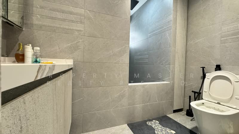 646 Hougang Avenue 8 HDB Flat For Sale at S$ 1,100,000 | PropertyGuru Singapore - Bathroom