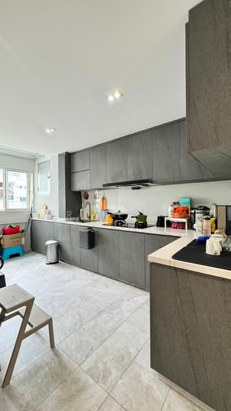 646 Hougang Avenue 8 HDB Flat For Sale at S$ 1,100,000 | PropertyGuru Singapore - Kitchen