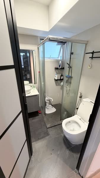 588D Ang Mo Kio Street 52 HDB Flat For Sale at S$ 1,000,000 | PropertyGuru Singapore - Bathroom