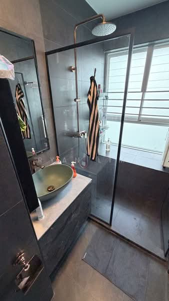 588D Ang Mo Kio Street 52 HDB Flat For Sale at S$ 1,000,000 | PropertyGuru Singapore - Bathroom