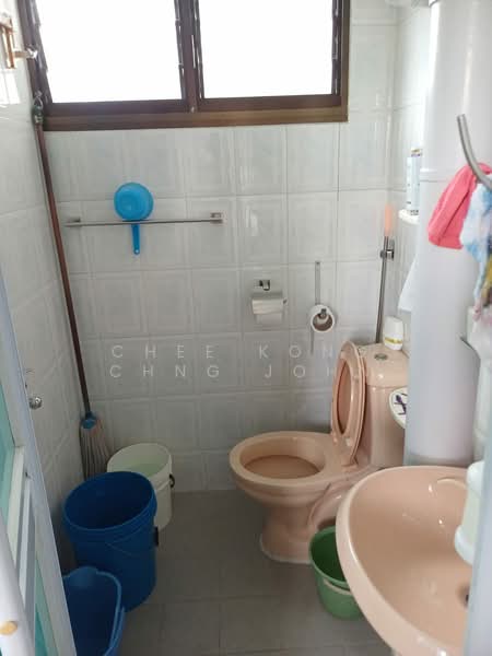 601 Clementi West Street 1 HDB Flat For Sale at S$ 590,000 | PropertyGuru Singapore - Bathroom