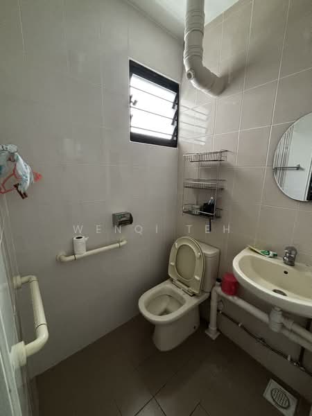 463 Jurong West Street 41 HDB Flat For Sale at S$ 420,000 | PropertyGuru Singapore - Bathroom