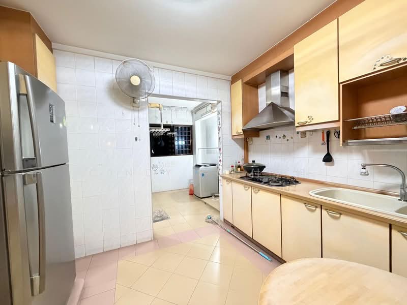 613 Woodlands Avenue 4 HDB Flat For Sale at S$ 570,000 | PropertyGuru Singapore - Kitchen