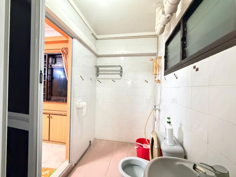 613 Woodlands Avenue 4 HDB Flat For Sale at S$ 570,000 | PropertyGuru Singapore - Bathroom